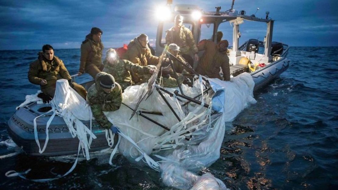 Marineros estadounidenses recuperan un presunto globo chino de vigilancia a gran altura que fue derribado por Estados Unidos frente a la costa de Carolina del Sur, el 5 de febrero de 2023.