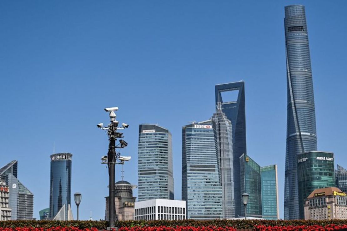 Una torre de cámaras de seguridad cerca del distrito financiero Lujiazui de Shanghai en mayo.