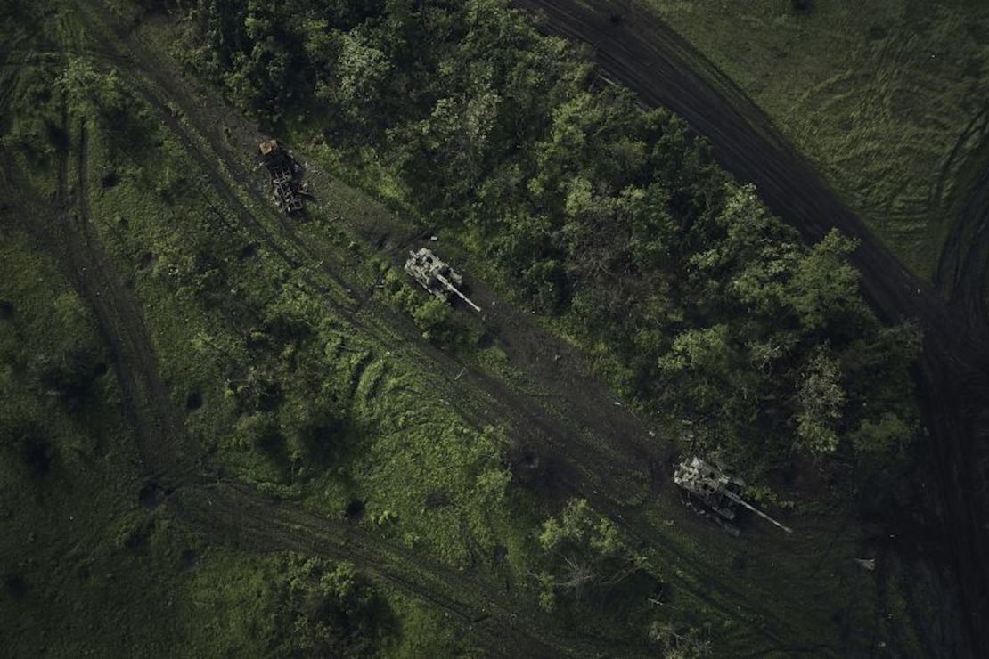 Una vista aérea de un campo de batalla con tanques rusos dañados cerca de Bakhmut en la región de Donetsk, Ucrania, el sábado 27 de mayo de 2023.