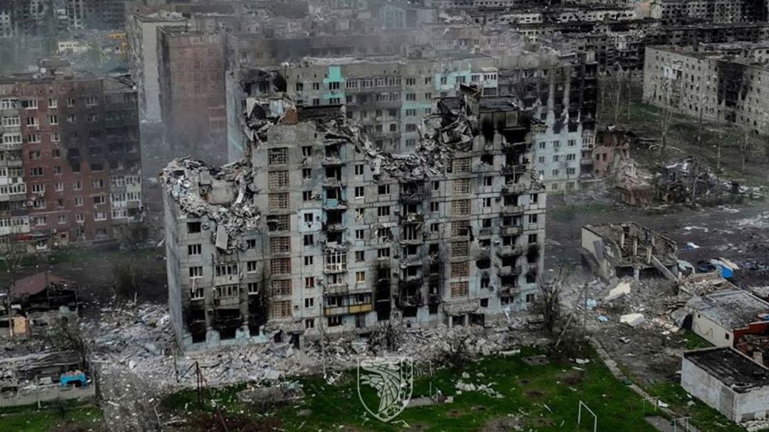 Una vista aérea de un campo de batalla con tanques rusos dañados cerca de Bakhmut en la región de Donetsk, Ucrania, el sábado 27 de mayo de 2023.