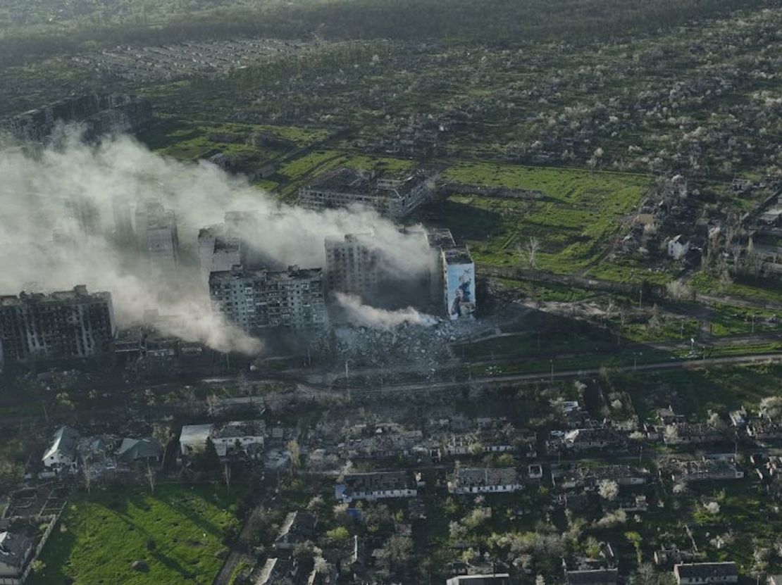 El humo se eleva desde los edificios en esta vista aérea de Bakhmut, el sitio de las batallas más duras con las tropas rusas en la región de Donetsk, Ucrania, el miércoles 26 de abril de 2023.