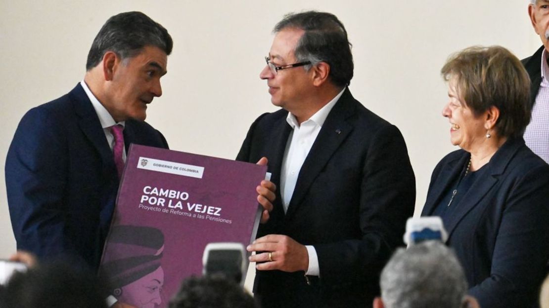 El presidente de Colombia Gustavo Petro (C) conversa con el Secretario General del Senado de la República, Gregorio Eljach (a la izquierda), mientras la ministra de Trabajo Gloria Ramírez observa durante la presentación de un proyecto de ley de reforma de pensiones en el Congreso en Bogotá el 22 de marzo. 2023.