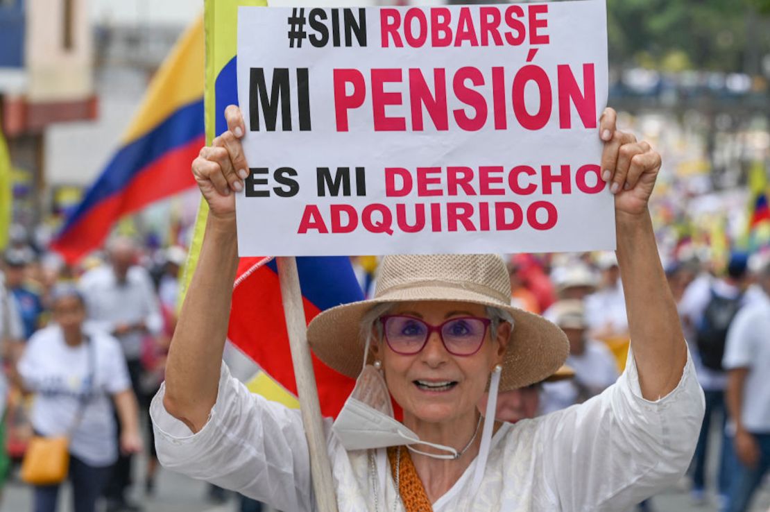Una mujer muestra un cartel que dice "#Sin Robar mi Pensión, es mi Derecho Adquirido", durante una protesta contra una reforma tributaria propuesta por el gobierno del presidente de izquierda Gustavo Petro, en Cali, Colombia, el 26 de septiembre de 2022.
