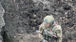 CNNE 1408252 - imagenes de dron muestran a un soldado ruso rindiendose