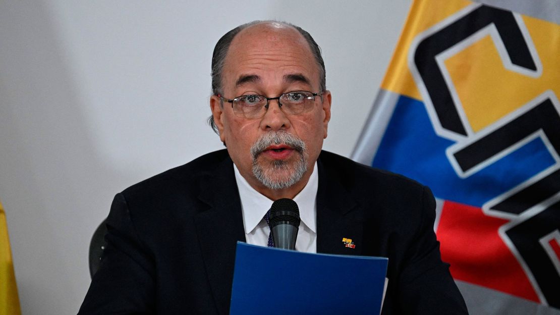 El presidente del Consejo Nacional Electoral (CNE) de Venezuela, Pedro Calzadilla, da su última conferencia de prensa antes de renunciar como miembro del CNE de Venezuela en la sede del CNE en Caracas el 15 de junio de 2023. Crédito: FEDERICO PARRA/AFP vía Getty Images