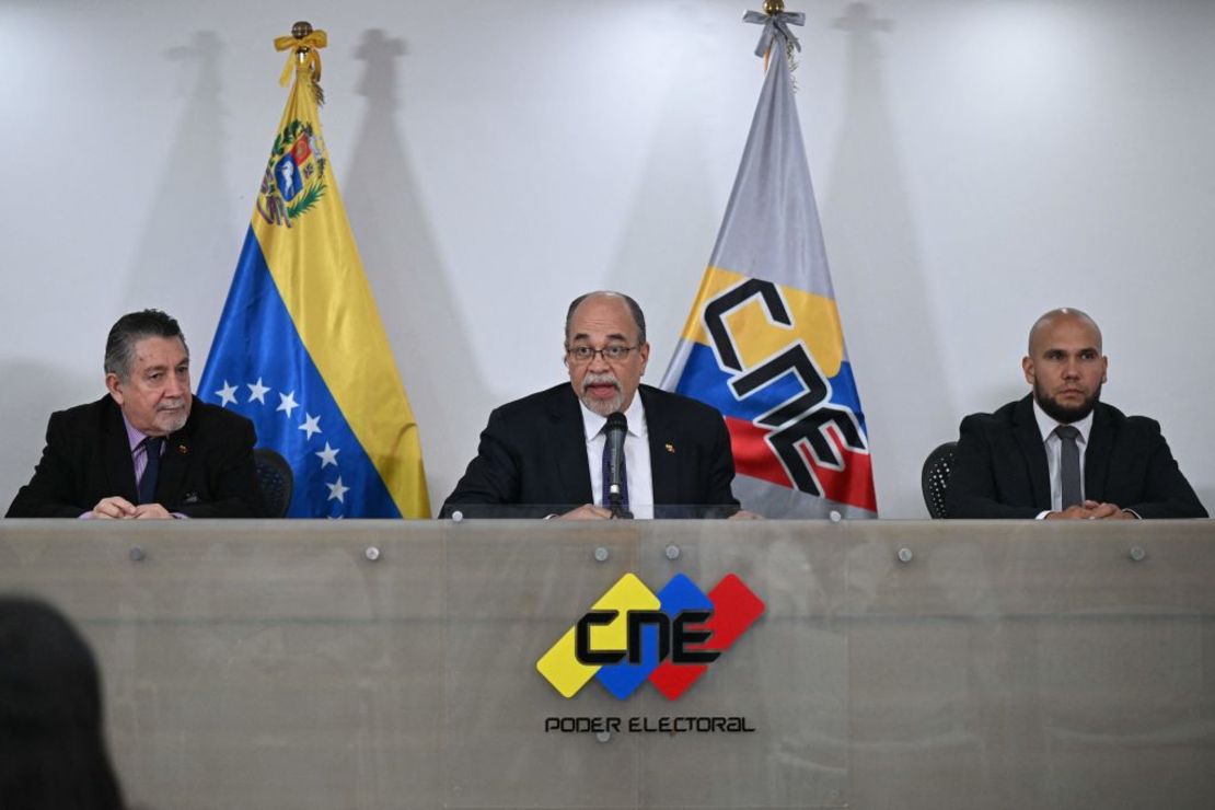 El presidente del Consejo Nacional Electoral (CNE) de Venezuela, Pedro Calzadilla (al centro), y el rector, Alexis Corredor (a la izquierda), dan su última conferencia de prensa antes de renunciar como miembros del CNE el 15 de junio de 2023. Crédito: FEDERICO PARRA/AFP vía Getty Images