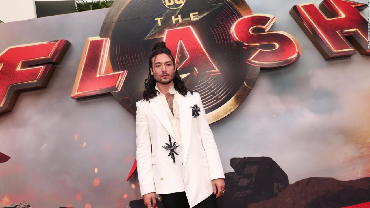 CNNE 1408358 - ezra miller agradece el apoyo que recibio en el estreno de "the flash"