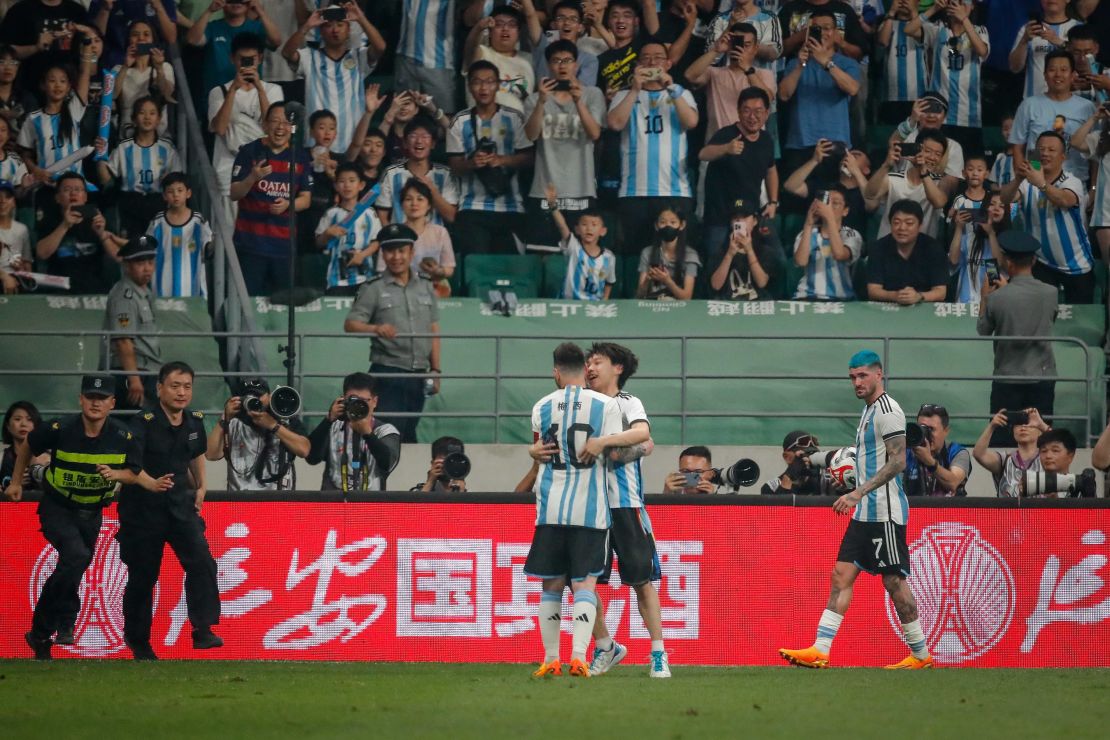 Un aficionado abraza a Lionel Messi tras invadir el campo en el partido entre Argentina y Australia el 15 de junio de 2023.