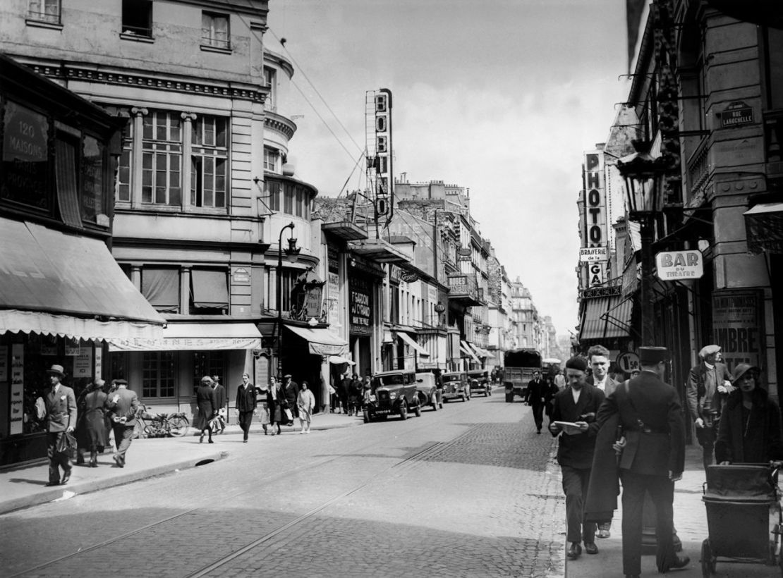 La calle De La Gaite de Montparnasse en 1930. En la década de 1950, esta zona estaba superpoblada y marcada por el deterioro de los edificios. Crédito: Gamma-Keystone/Getty Images