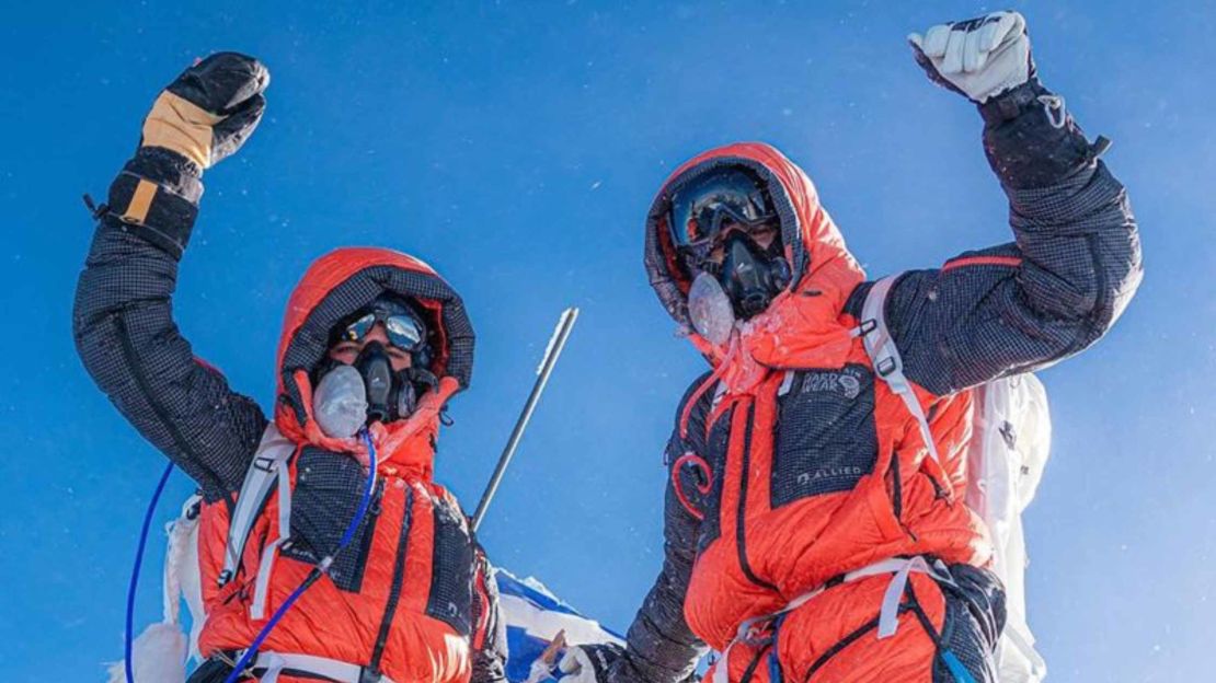 Shayna Unger (izquierda) y Scott Lehmann celebran su ascensión al Everest.