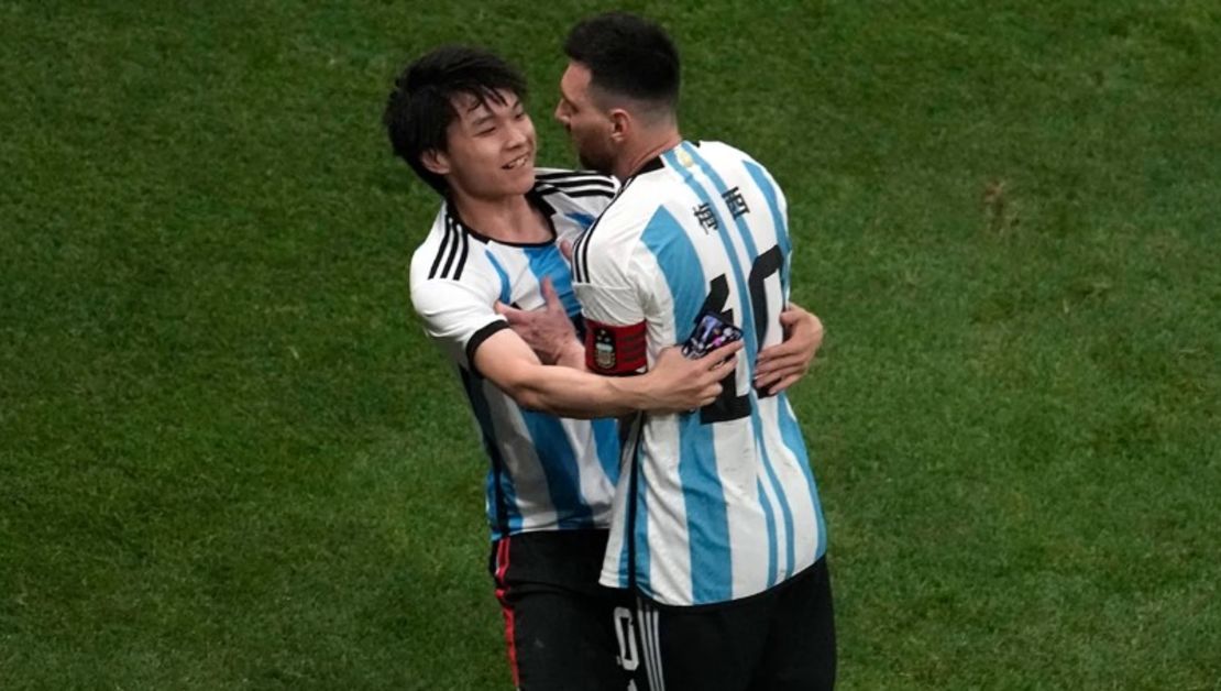 Un aficionado chino corre hacia el campo para abrazar a la superestrella del fútbol Lionel Messi durante un partido amistoso entre Argentina y Australia en el Estadio de los Trabajadores de Beijing el 15 de junio.