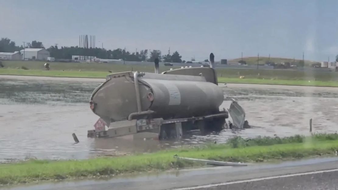 Un camión cisterna sumergido parcialmente en agua en Perryton.