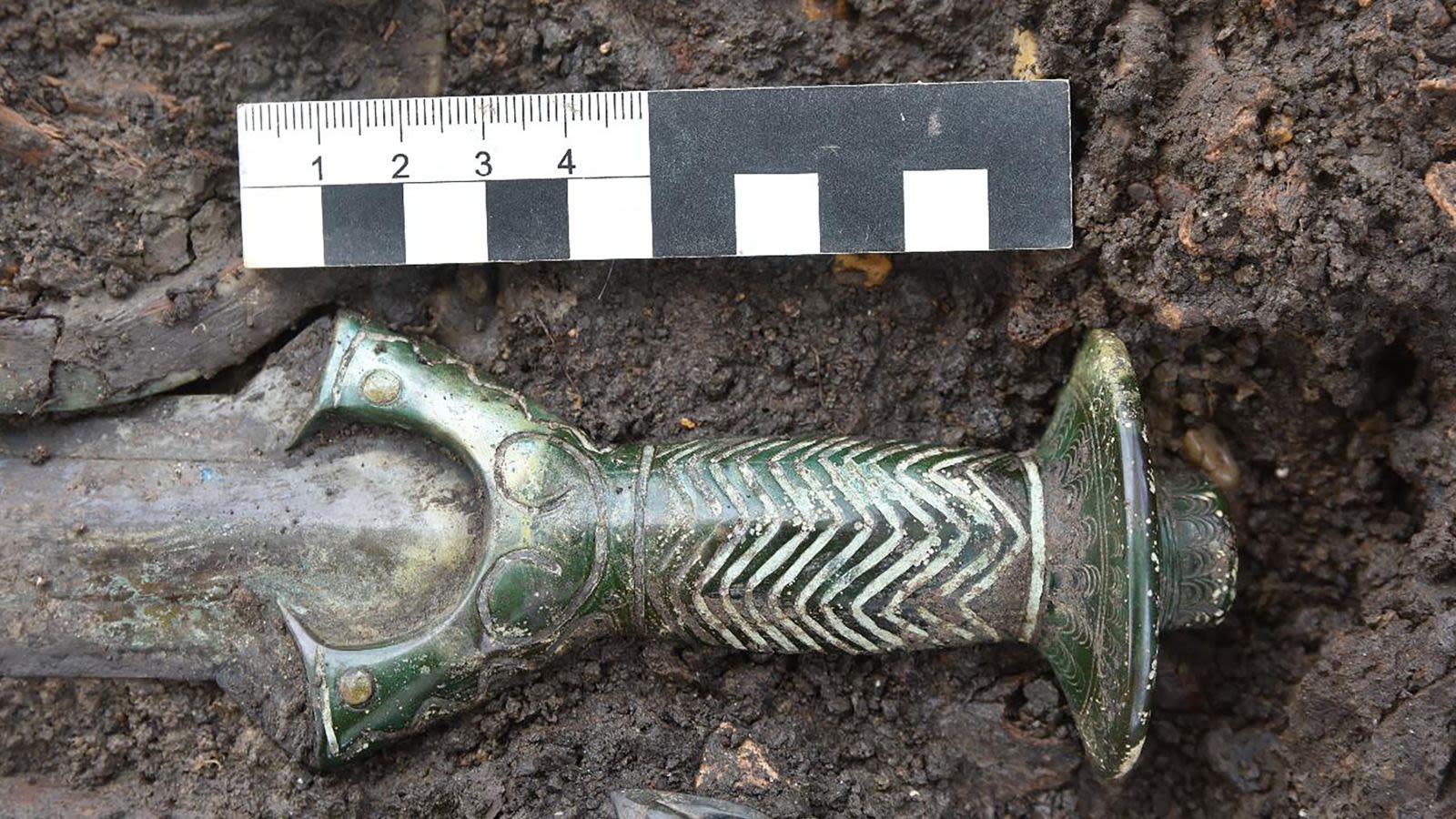 Arqueólogos encuentran una espada de 3.000 años tan bien conservada que aún  brilla | CNN