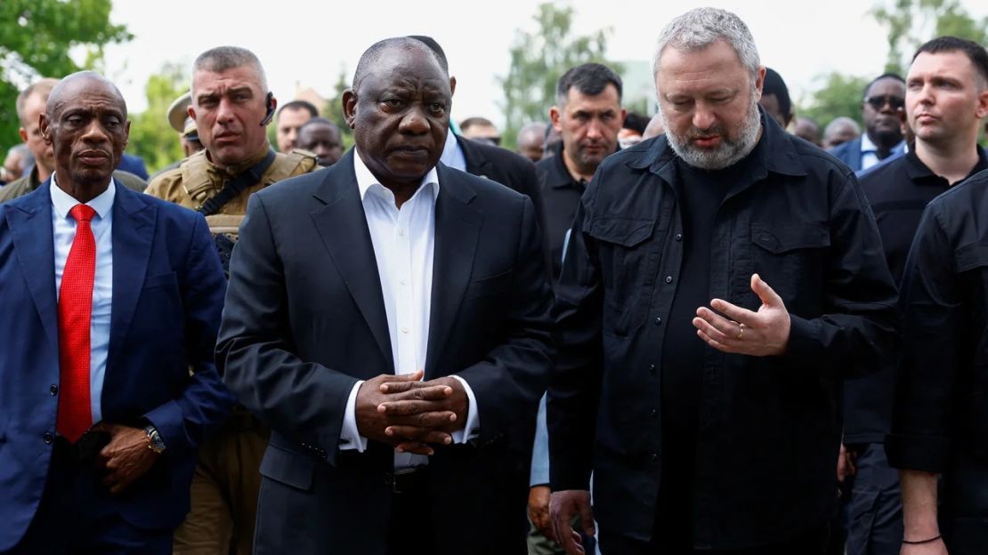 El presidente de Sudáfrica, Cyril Ramaphosa, y el fiscal general de Ucrania, Andriy Kostin, visitan el lugar donde se encuentra una fosa común, en la localidad de Bucha, en medio del ataque de Rusia a Ucrania, a las afueras de Kyiv, Ucrania, el 16 de junio de 2023.