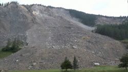 CNNE 1408986 - se desprende enorme masa de rocas junto a un pueblo