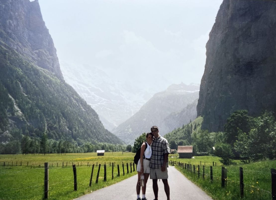 Aquí están Tom y Kim, fotografiados paseando por una carretera rural de Lauterbrunnen (Suiza) una semana después de conocerse en Múnich. Crédito: Kim Latkovic