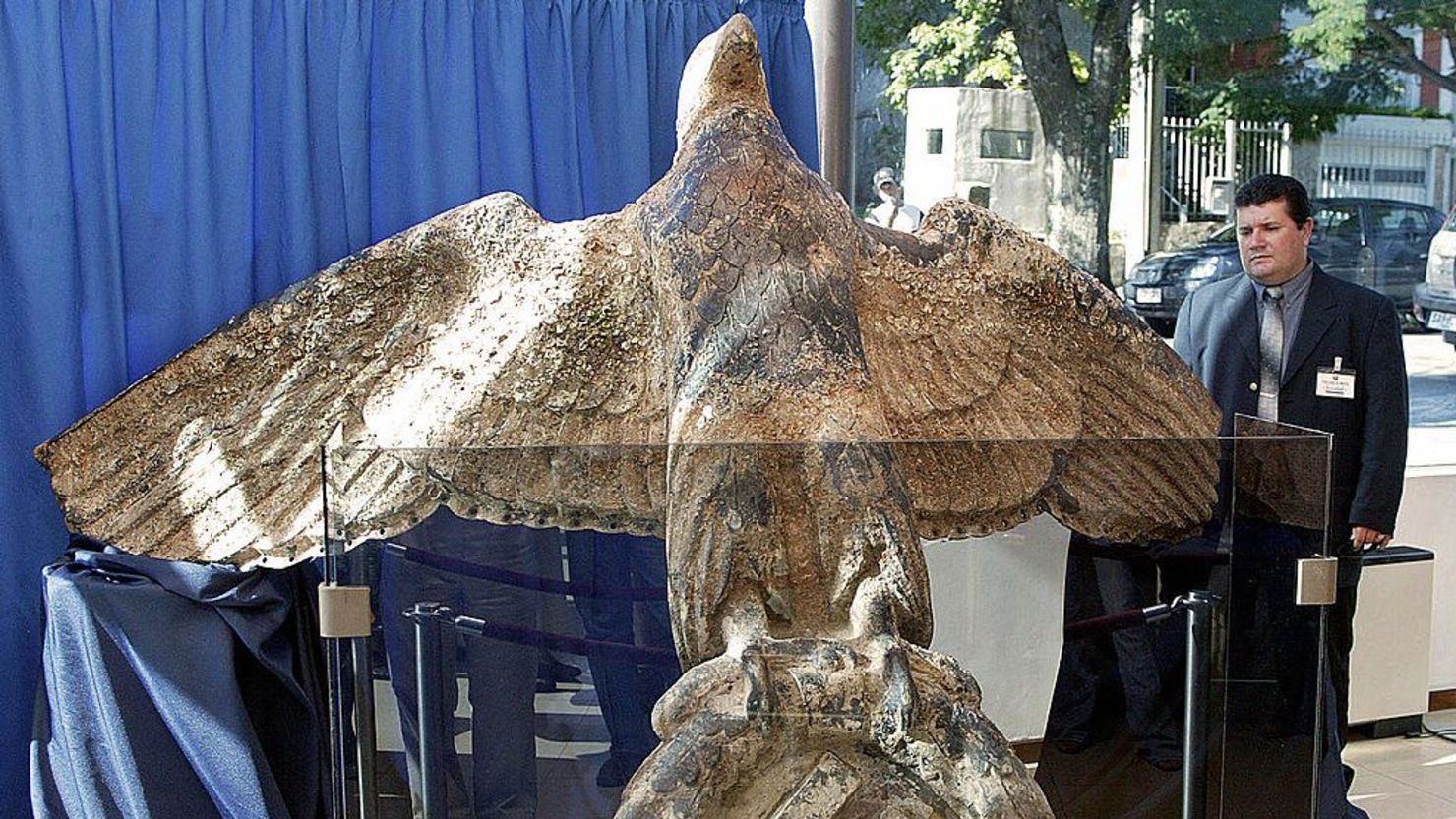 Un águila nazi de bronce recuperada  en Montevideo, Uruguay, en una foto de archivo de 2006.