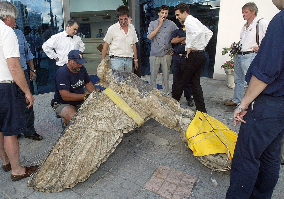 El águila nazi que será transformada en un símbolo de paz en Montevideo, Uruguay, en una foto de archivo de 2006