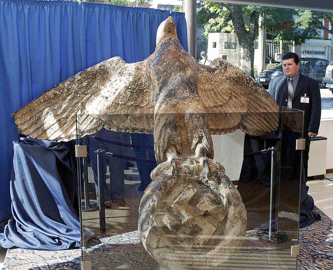 El águila nazi que será transformada en un símbolo de paz en Montevido, Uruguay, en una foto de archivo de 2006