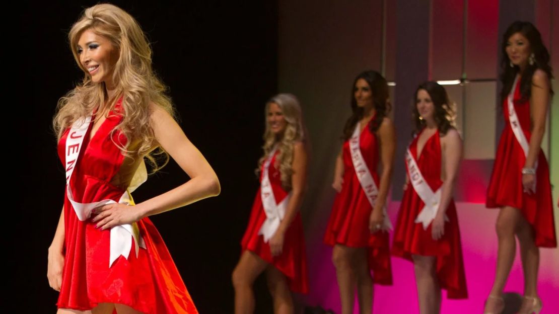 La concursante transgénero Jenna Talackova participa en la competencia Miss Universo Canadá en Toronto, el 19 de mayo de 2012.