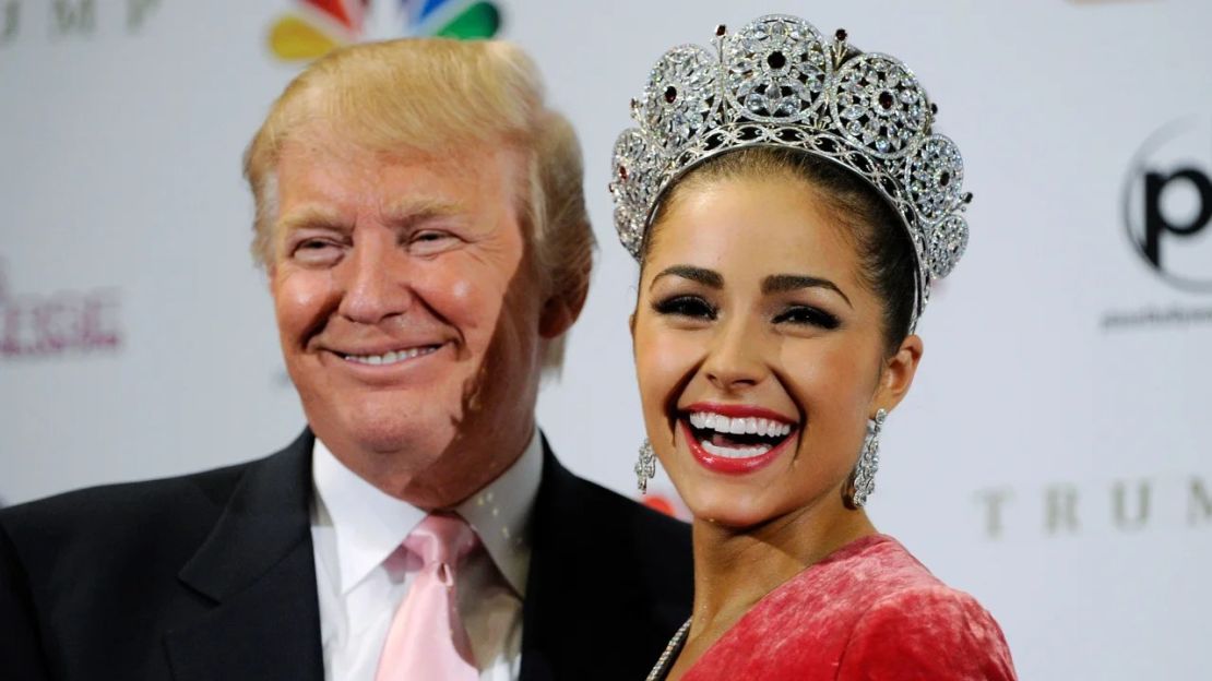 Donald Trump posa con Miss USA 2012, Olivia Culpo, en una conferencia de prensa después de que fuera nombrada la nueva Miss Universo 2012 en PH Live en Planet Hollywood Resort & Casino el 19 de diciembre de 2012 en Las Vegas, Nevada.