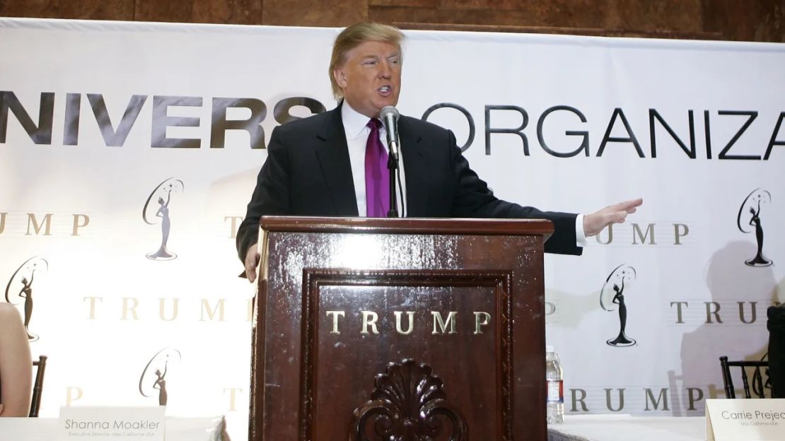 Miss California USA Carrie Prejean (derecha) y Shanna Moakler, codirectora ejecutiva del concurso Miss California USA (izquierda), escuchan a Donald Trump, propietario de la Organización Miss Universo, anunciar durante una conferencia de prensa que Prejean retendría su título en Nueva York el 12 de mayo de 2009.