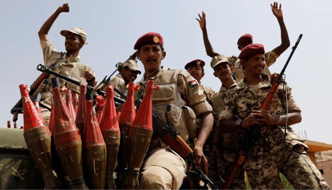 Combatientes de las Fuerzas de Apoyo Rápido (RSF) que dirige el general Mohamed Hamdan Dagalos (Hemedti) en Jartum, Sudán, el 18 de junio de 2019.