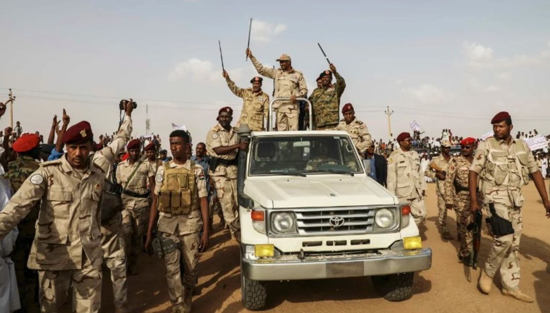 El general Mohamed Hamdan Dagalo (Hemedti) saluda a una multitud durante un mitin en el estado del río Nilo, Sudán, el 13 de julio de 2019.