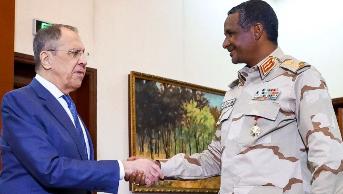 El ministro ruso de Asuntos Exteriores, Serguéi Lavrov (izquierda), y el general Mohamed Hamdan Dagalo (Hemedti) celebran una reunión en Jartum (Sudán) el 9 de febrero de 2023, dos meses antes de que estallara el conflicto.