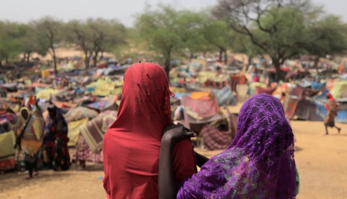 Niñas sudanesas que huyeron del conflicto en la región sudanesa de Darfur, y que antes eran desplazadas internas en Sudán, observan refugios improvisados cerca de la frontera entre Sudán y Chad el 13 de mayo de 2023.