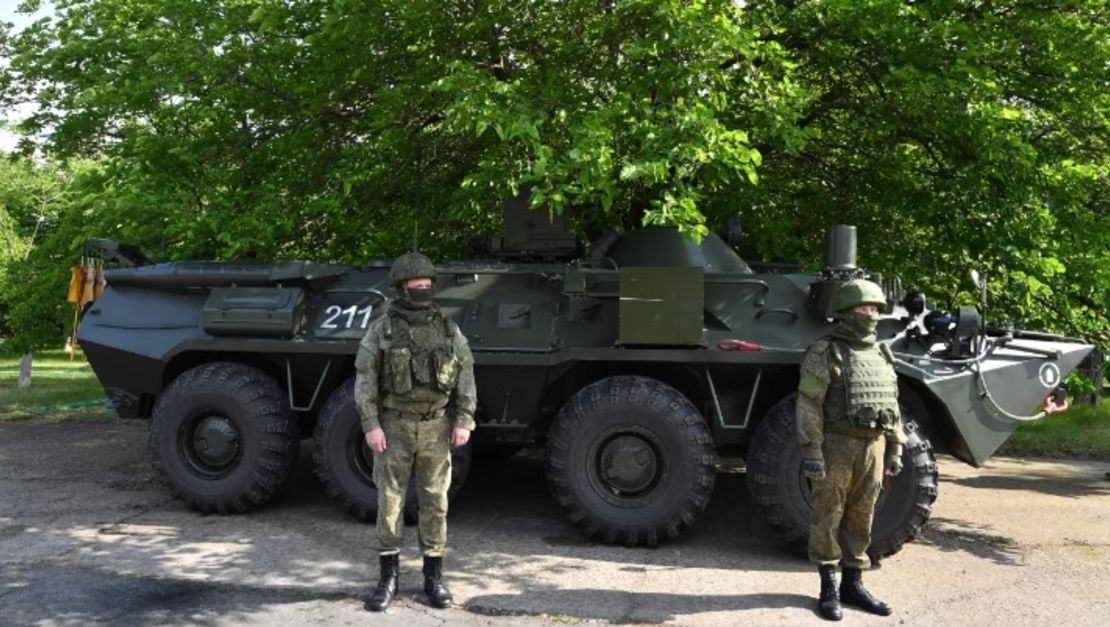 Militares rusos montan guardia cerca de la central nuclear de Zaporiyia, controlada por Rusia, en el sur de Ucrania, el 15 de junio.