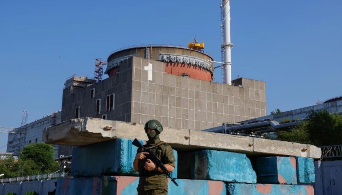 Un miembro del servicio ruso monta guardia en un puesto de control cerca de la central nuclear de Zaporiyia el 15 de junio.