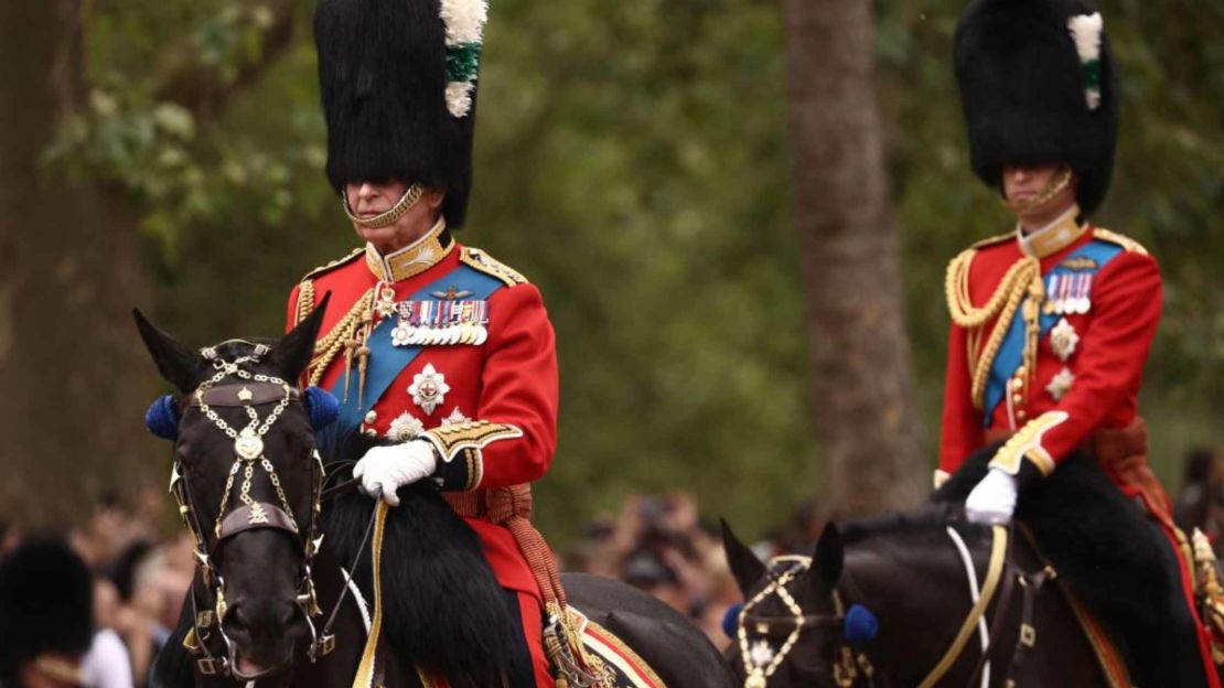 El rey Carlos III de Gran Bretaña y el príncipe Guillermo de Gales desfilan a caballo por The Mall tras abandonar el palacio de Buckingham durante el desfile del cumpleaños del rey, "Trooping the Colour", en Londres el 17 de junio de 2023.