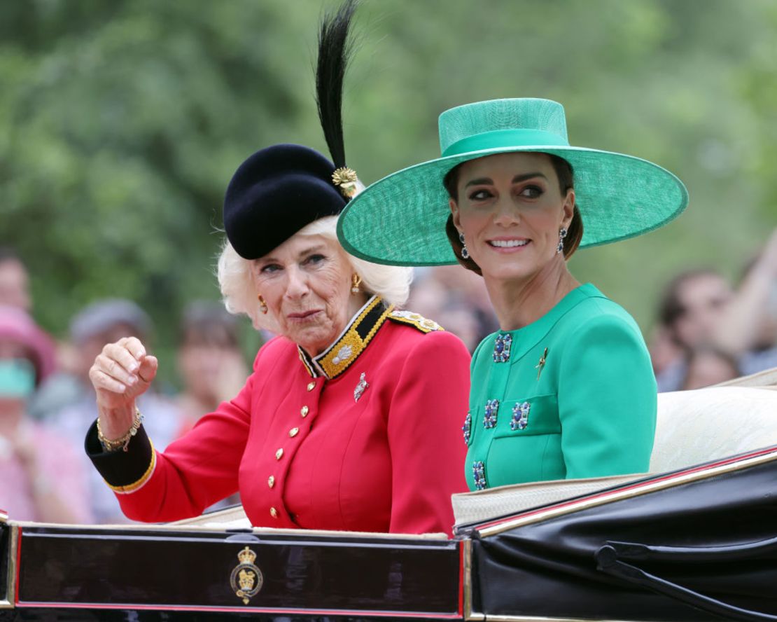 Kate, princesa de Gales, junto a la reina Camila durante el primer Trooping del reinado de Carlos, el 17 de junio de 202, en Londres, Reino Unido.