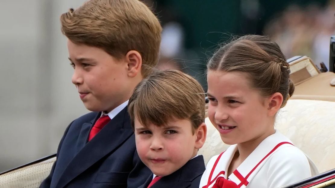 Los nietos del Rey, los príncipes Jorge y Luis y su hermana, la princesa Carlota, se dirigen en coche de caballos al patio de armas.