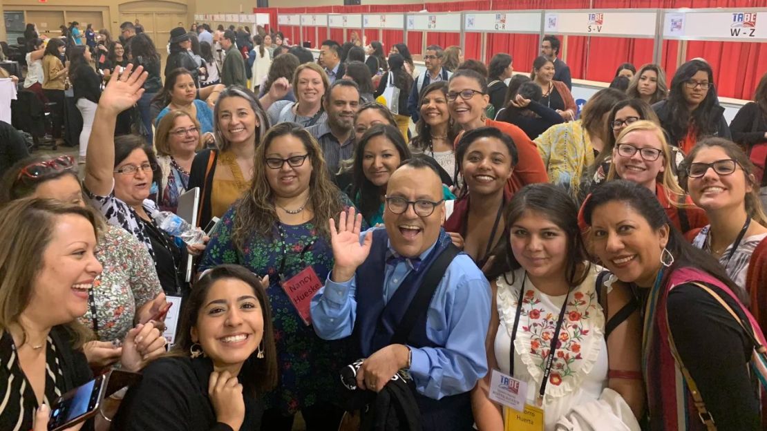 Medina posa con educadores después de dar un discurso de apertura en la conferencia de la Asociación de Educación Bilingüe de Texas en Dallas, Texas.