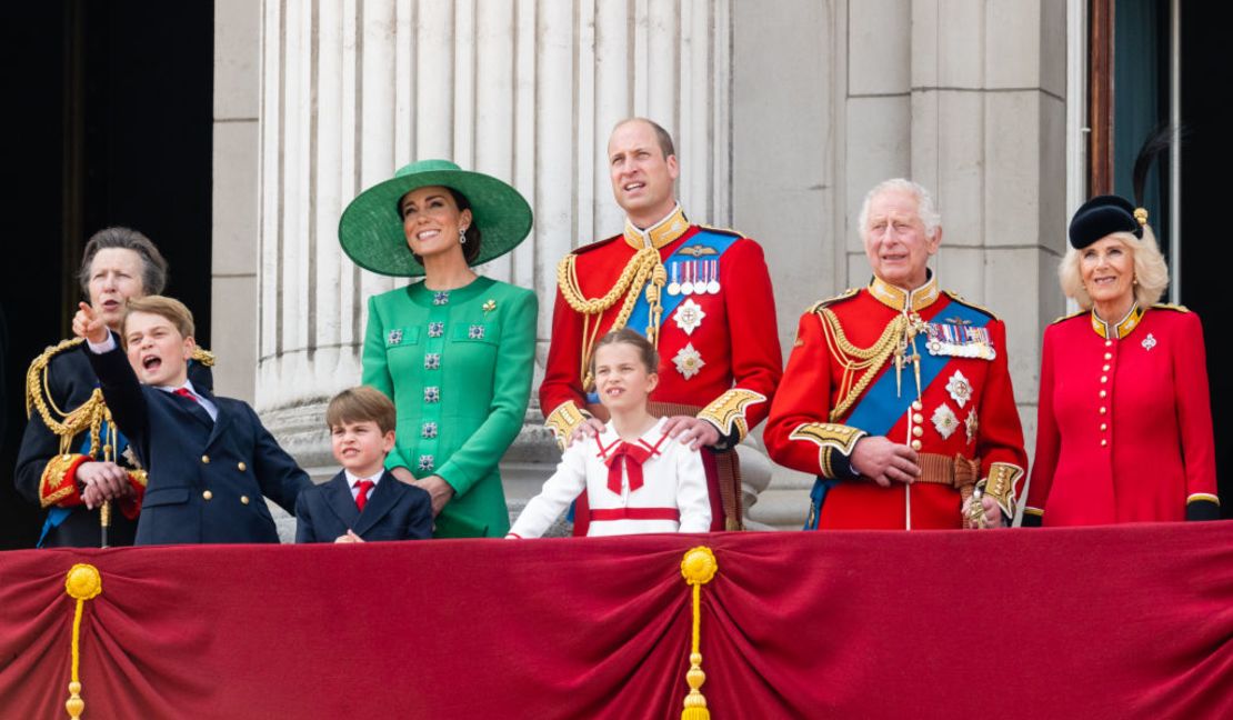 La princesa Ana, el príncipe Jorge de Gales, el príncipe Luis, Catherine la princesa de Gales, la princesa Carlota, el príncipe William, el rey Carlos III y la reina Camila durante el desfile Trooping the Colour, el 17 de junio de 2023.