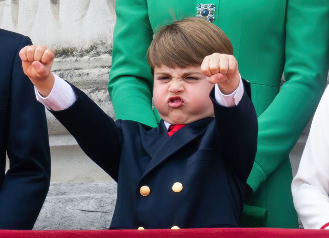 El príncipe Luis en el balcón durante una demostración de aviones militares el 17 de junio de 2023