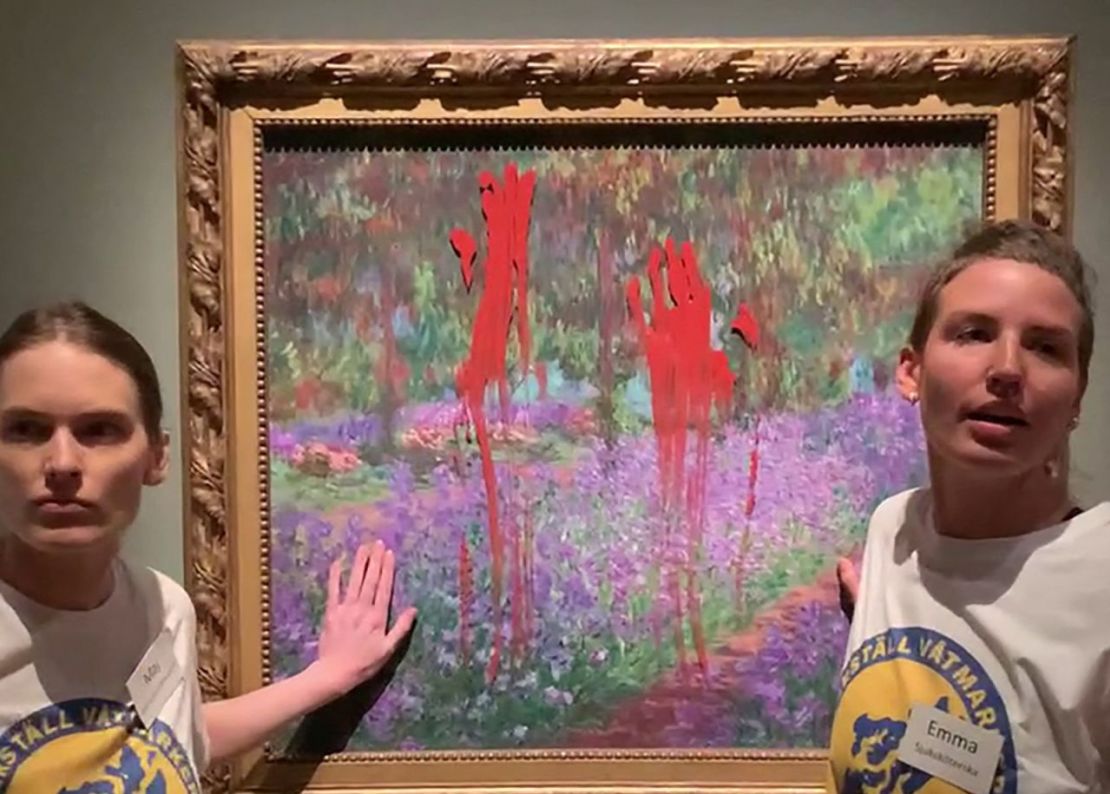 El 14 de junio, activistas ambientales untaron pintura roja y pegaron sus manos al vidrio protector de una pintura de Monet en el Museo Nacional de Estocolmo, dijeron la policía y el museo. La organización Aterstall Vatmarker (Restaurar humedales) reivindicó la acción en una entrevista con AFP.