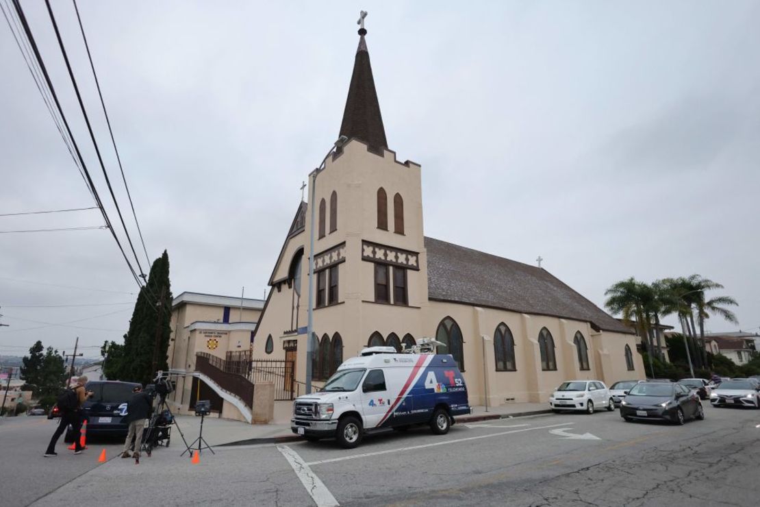 Vista de la iglesia católica croata St. Anthony donde se transportó a migrantes en Los Ángeles, 14 de junio de 2023.