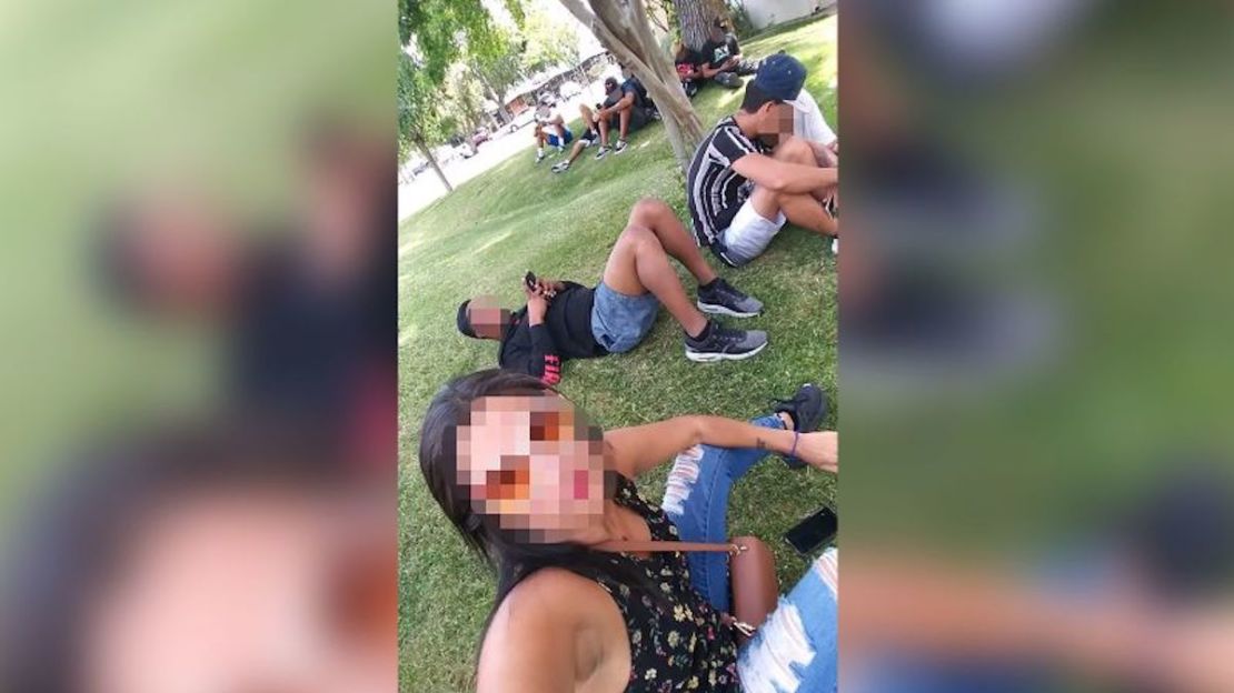 Migrantes de Texas que fueron transportados a Nuevo México antes de volar a California esperan recibir ayuda de una iglesia local en Sacramento. CNN ha difuminado los rostros de esta imagen para proteger las identidades.