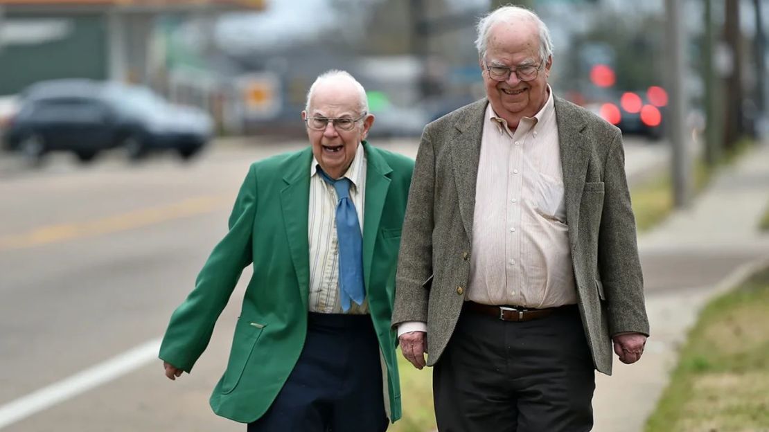 Los hermanos Donald, a la izquierda, y Oliver Triplett dan un paseo por Forest, Mississippi. Justin Sellers/USA Today Network