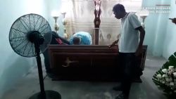 CNNE 1409426 - muere la mujer que desperto durante su funeral