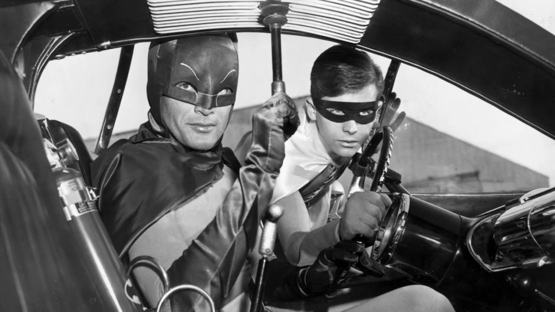 Adam West (izquierda) y Burt Ward como Batman y Robin, respectivamente, en el Batmóvil en una imagen de la serie de televisión "Batman".