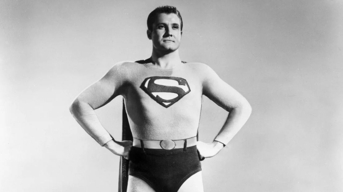 Retrato de estudio de cuerpo entero del actor estadounidense George Reeves con el traje del Hombre de Acero de la serie de televisión "Superman", hacia 1955.