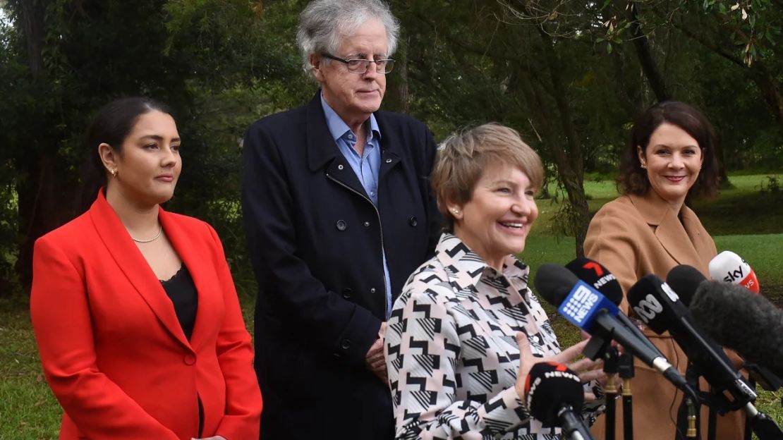 Tracy Chapman habla con los medios durante una rueda de prensa tras la liberación de Kathleen Folbigg, en Coffs Harbour, Nueva Gales del Sur, el 6 de junio de 2023.