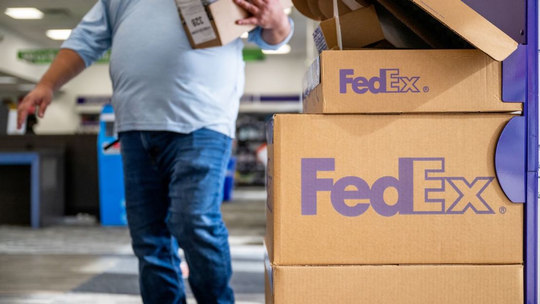 Un cliente entra en una tienda FedEx el 21 de diciembre de 2022 en Houston, Texas.