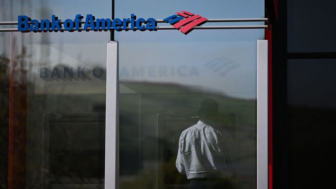 Un cliente utiliza un cajero automático fuera de una sucursal de Bank of America en Rolling Hills Estates, California, el 13 de marzo de 2023.