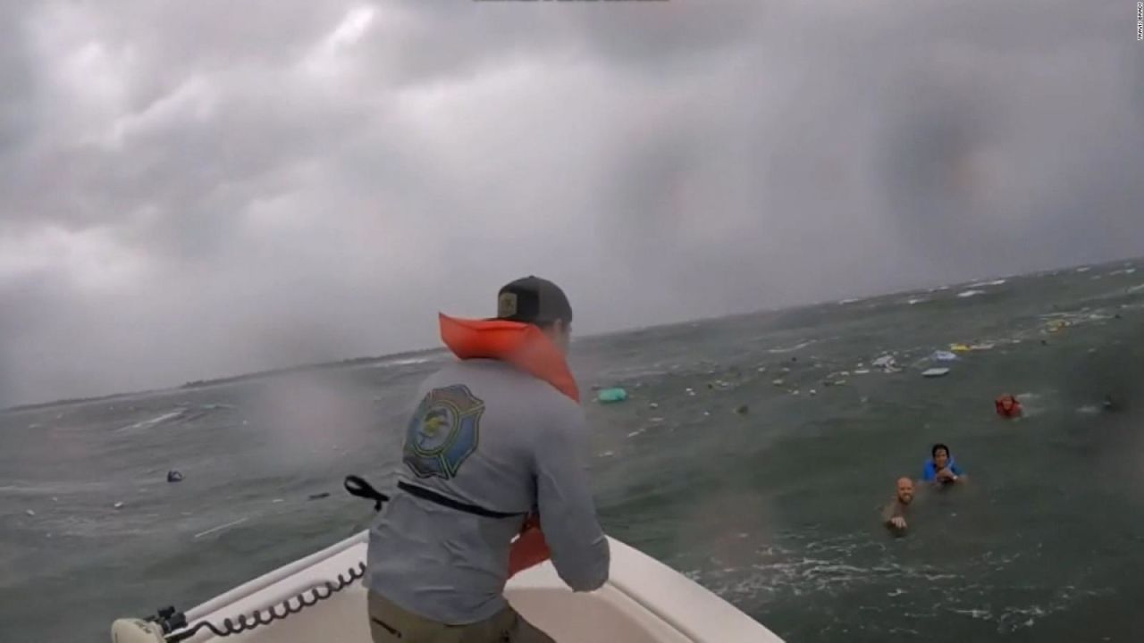 CNNE 1409505 - rescate de emergencia tras el vuelco de una casa flotante en florida