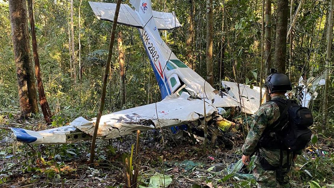 Los restos de la avioneta Cessna 206 que se estrelló en la selva de Caquetá, en Colombia y dejó muerta a la madre de los cuatro niños.